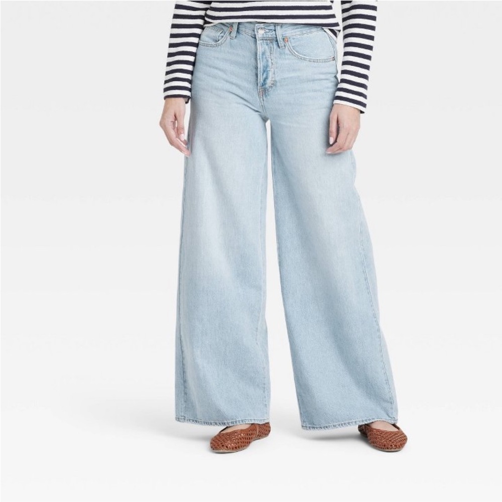 Women's Light Blue Wide-Leg Jeans 𝐬𝐢𝐳𝐞 𝟏𝟐